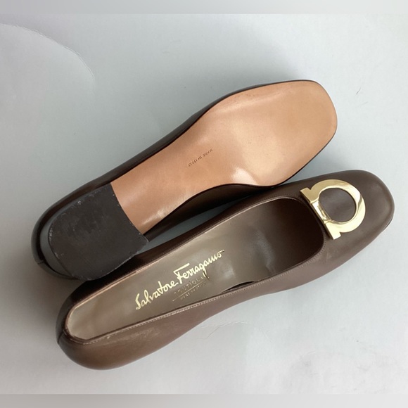 Salvatore Ferragamo Taupe Leather Stacked Heel Rounded Toe Pumps - Picture 4 of 8